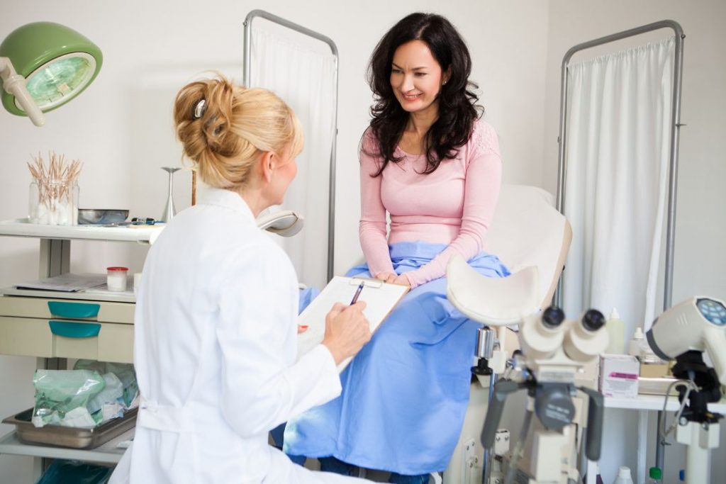 O Papanicolau é fundamental para detectar alterações no colo do útero e vagina