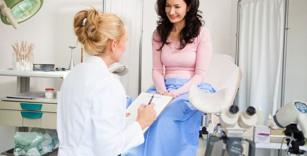 O Papanicolau é fundamental para detectar alterações no colo do útero e vagina
