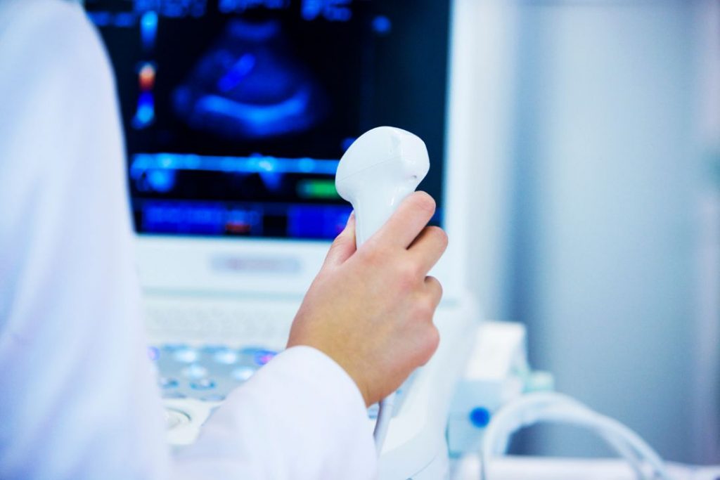 A ultrassonografia é um procedimento simples, rápido e não possui restrições, podendo ser realizada sempre que o médico considerar necessário