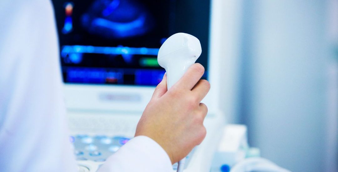 A ultrassonografia é um procedimento simples, rápido e não possui restrições, podendo ser realizada sempre que o médico considerar necessário